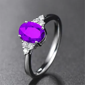 Nahaufnahme eines eleganten Rings mit ovalem lila Edelstein und Diamantakzenten