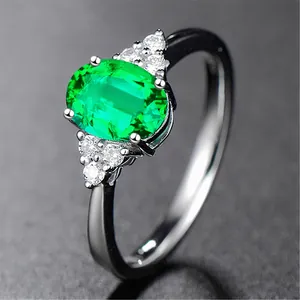 Detailansicht eines eleganten ovalen Smaragdrings mit funkelnden Seitendiamanten