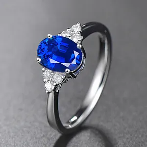 Detaillierte Makroansicht eines eleganten ovalen blauen Saphirrings mit Diamanten.
