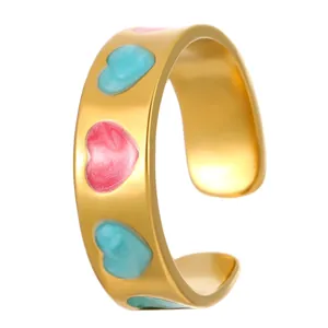 Bague ouverte en acier inoxydable plaqué or 18 carats avec détails de cœur émaillés