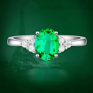Exquisiter Ring mit ovalem grünen Smaragd-Stil Stein und brillant geschliffenen Akzenten