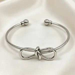 Primo piano di un bracciale rigido in acciaio inossidabile con nodo e finitura argento