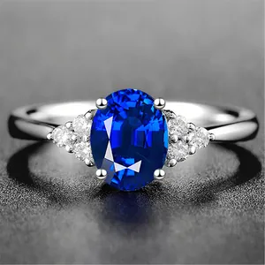 Nahaufnahme eines eleganten Rings mit blauem Saphir und funkelnden Seitendiamanten