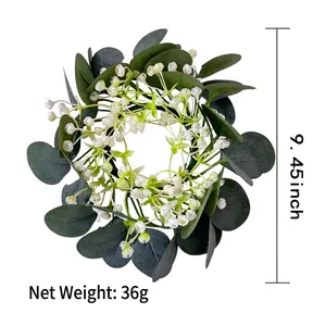 Detailansicht eines künstlichen Eukalyptus- und Maiglöckchenkranzes für die Hochzeit