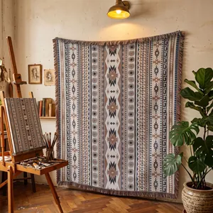 Gewebte böhmische Decke mit Fransen, präsentiert als Wandteppich in einem Kunstatelier.