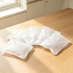 Gros plan de cinq sacs de rangement givrés à fermeture automatique sur une table