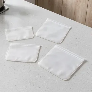 Vue détaillée des sacs de conservation des aliments dépolis sur un plan de travail en pierre