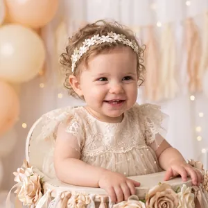 Bandeau élégant en dentelle à fleurs et perles pour photo de bébé fille princesse