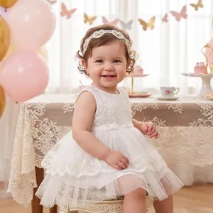 Vue détaillée d'un bandeau en dentelle brodée pour bébé fille dans un cadre festif