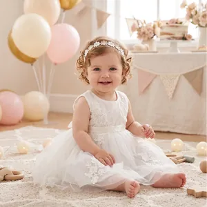 Bandeau élégant en dentelle brodée pour bébé avec détails floraux porté par un petit enfant