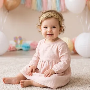 Gros plan d'une petite fille portant un bandeau en dentelle dorée élégante pour photo.