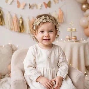 Gros plan d'un bébé fille portant un bandeau princesse en dentelle dorée brodée