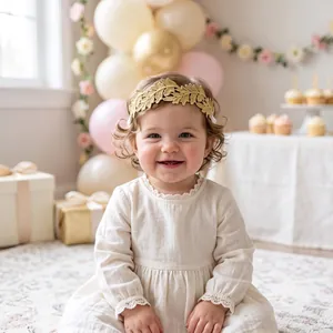 Bandeau en dentelle dorée brodée pour bébé porté lors d'une fête d'anniversaire joyeuse