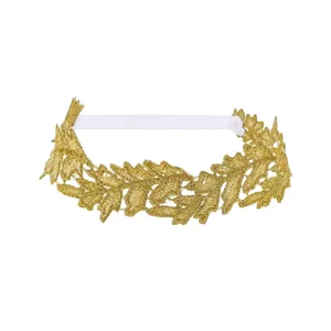 Gros plan de dentelle feuille dorée sur bandeau élastique pour bébé princesse