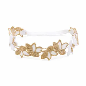 Vue détaillée du bandeau fleuri en dentelle brodée or et blanc pour nouveau-nés