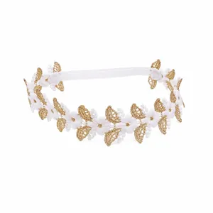 Gros plan d'un bandeau élégant en dentelle blanche pour bébé avec broderie florale dorée