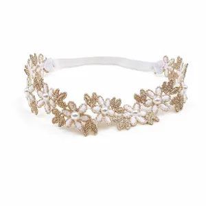 Détail du bandeau en dentelle pour bébé avec broderie et perles