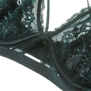 Vue détaillée d'un soutien-gorge en dentelle vert émeraude avec motifs et bordure