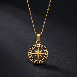 Collana con ciondolo a bussola vintage in acciaio al titanio dorato su fondo nero
