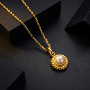 Elegante collana a catena in corda dorata con ciondolo di perla crema vintage.