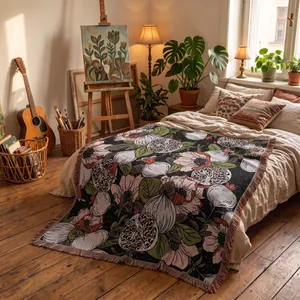Coperta tessuta bohémien con motivi floreali in un ambiente accogliente da camera.