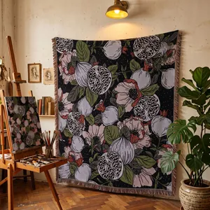 Coperta tessuta bohémien vintage con motivo floreale a melograno in uno studio d'artista