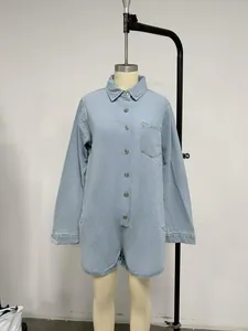 Vue détaillée d'une barboteuse en jean bleu clair avec des boutons sur un mannequin de mode