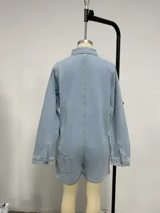 Vue arrière d'une barboteuse en jean bleu clair vintage sur un mannequin