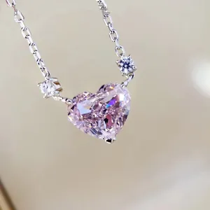 Nahaufnahme des herzförmigen rosa Diamantanhängers mit silberner Kette