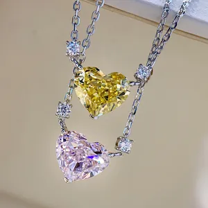 Elegante doppellagige herzförmige Halskette mit funkelnden rosa und gelben Edelsteinen