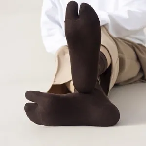Men's dark brown split-toe tabi socks made of high-quality breathable cotton fabric