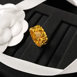 Primer plano de anillo de oro vintage con corazones de doble capa y detalles de diamantes