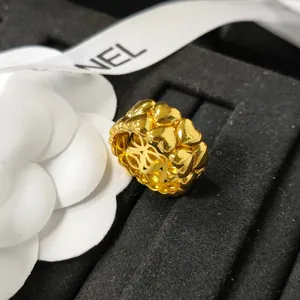 Vista detallada de un anillo vintage con corazones en capas dorados y acabado pulido