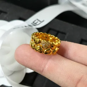 Vista detallada de un anillo de corazón vintage dorado con detalles de diamantes pavé