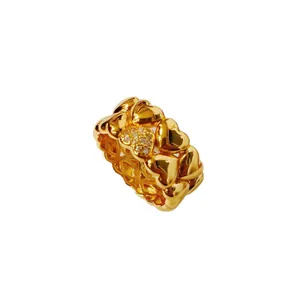 Anillo vintage de doble corazón en oro con detalles brillantes en pavé de cristales