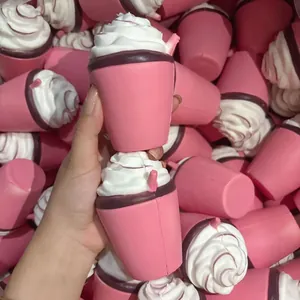 Vue détaillée de gobelets à glace en PU souple rose avec garniture de crème blanche