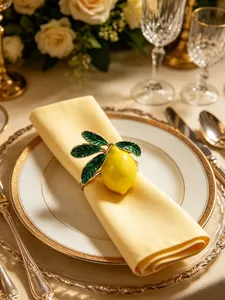 Gros plan d'un rond de serviette en forme de citron avec des feuilles sur une serviette