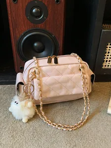 Bolso de hombro rosa acolchado con un elegante pompón blanco para mujer a la moda