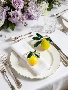 Ronds de serviette citron réalistes avec feuilles vertes sur une table blanche élégante