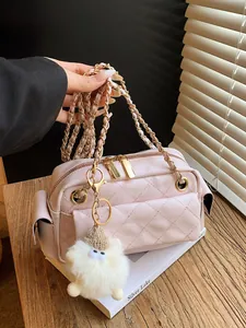 Elegante bolso bandolera acolchado rosa para mujer con un lindo colgante de peluche