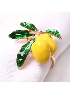 Détail d'un rond de serviette en émail jaune citron avec de belles feuilles vertes