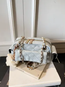 Bolso bandolera acolchado azul claro con cadena dorada y colgante de oveja blanca