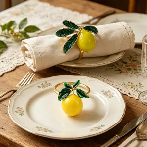 Ronds de serviette élégants en citron jaune avec feuilles vertes pour table de fête.