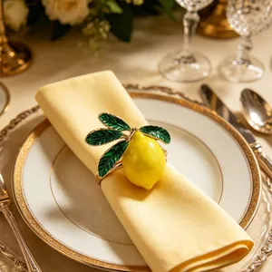 Élégant rond de serviette en forme de citron jaune avec feuilles sur une serviette jaune