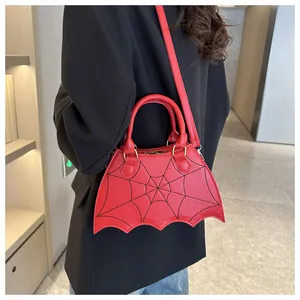 Borsa a tracolla rossa a forma di pipistrello con dettaglio ragnatela su blazer nero