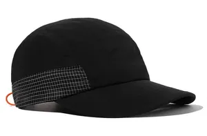 Detaillierte Seitenansicht einer schwarzen 5-Panel-Mütze mit Gittermuster-Detail.