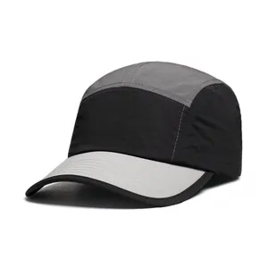 Detailansicht der Nähte und des farblich abgesetzten Stoffes dieser 5-Panel-Mütze