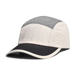 Detailansicht einer 5-Panel-Kappe im Retro-Farblock aus wasserfestem Material.