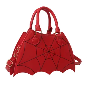 Borsa gotica rossa ad ali di pipistrello con cuciture a ragnatela e tracolla regolabile