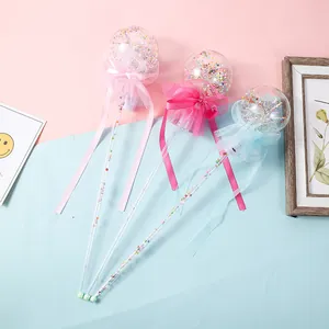 Primo piano di tre bacchette magiche fatate a LED in rosa, magenta e blu chiaro